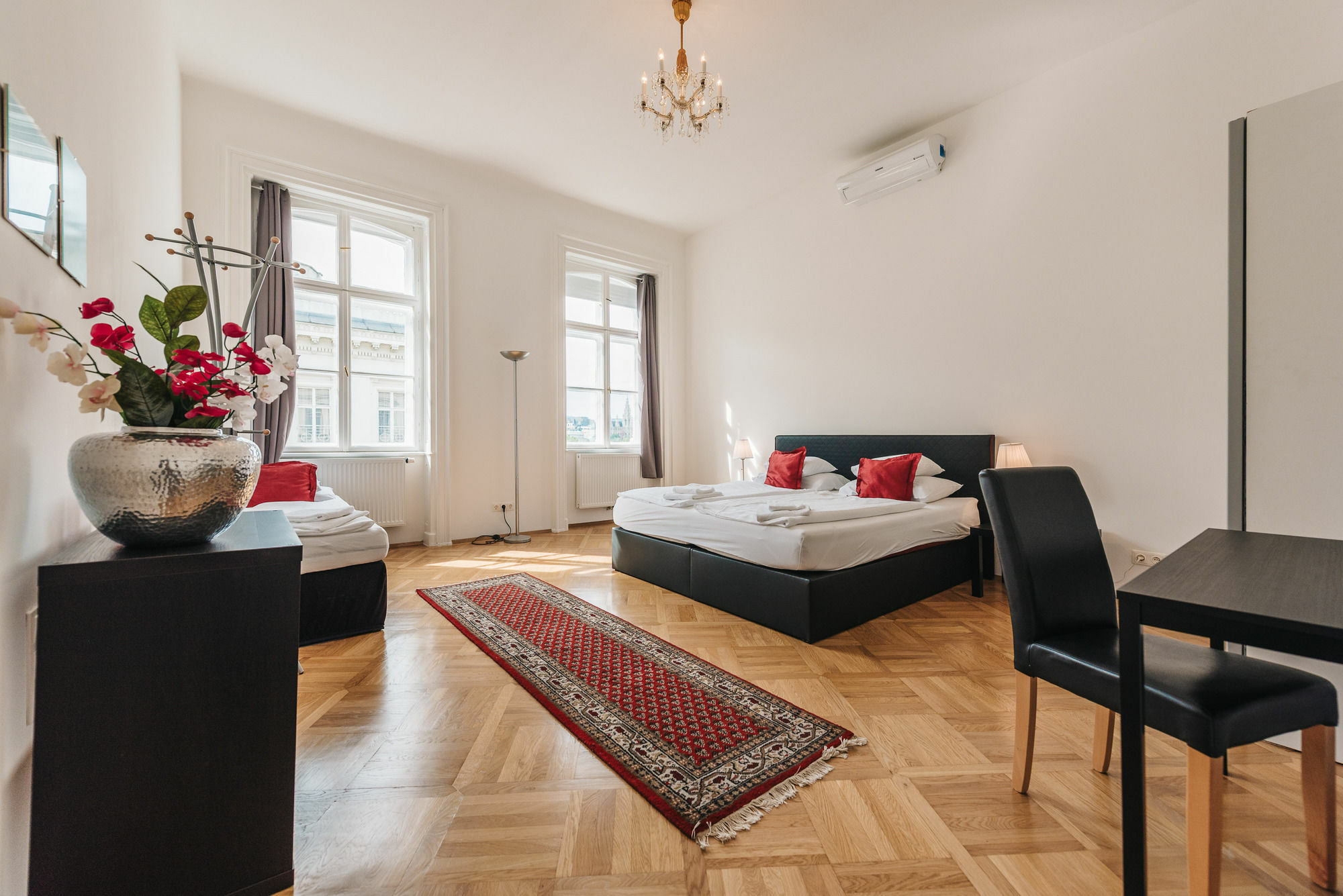 Duschel Apartments City Center Wina Bagian luar foto